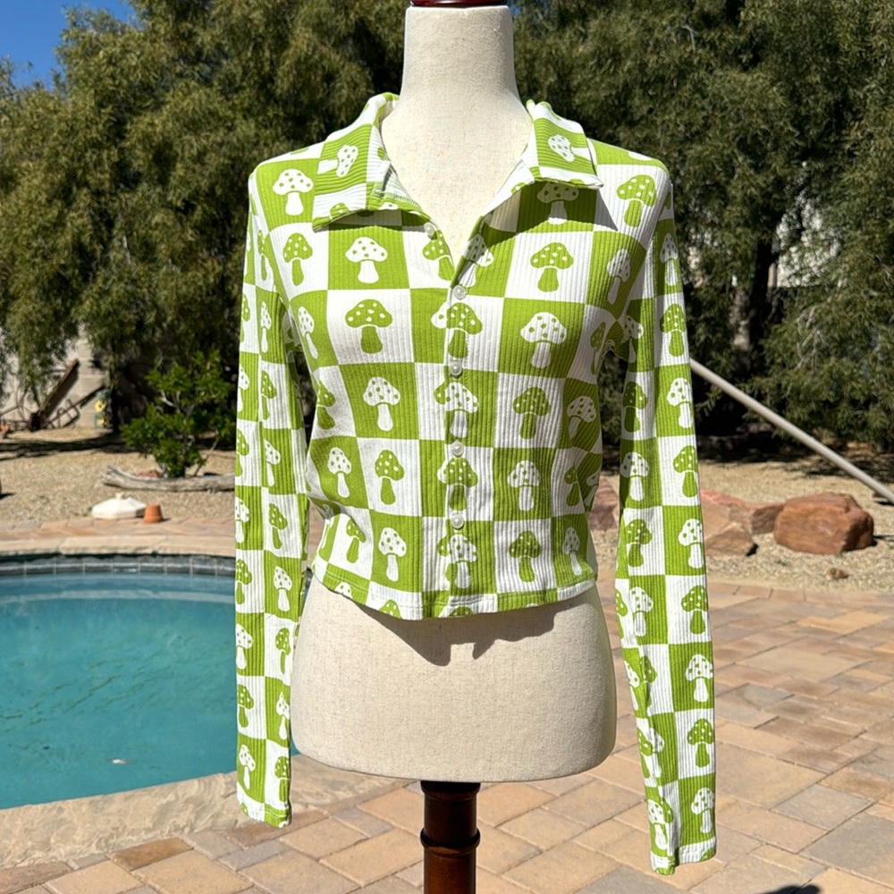 NWT Button Up Collar Cropped Mushroom Women’s Long Sleeve Top Size L